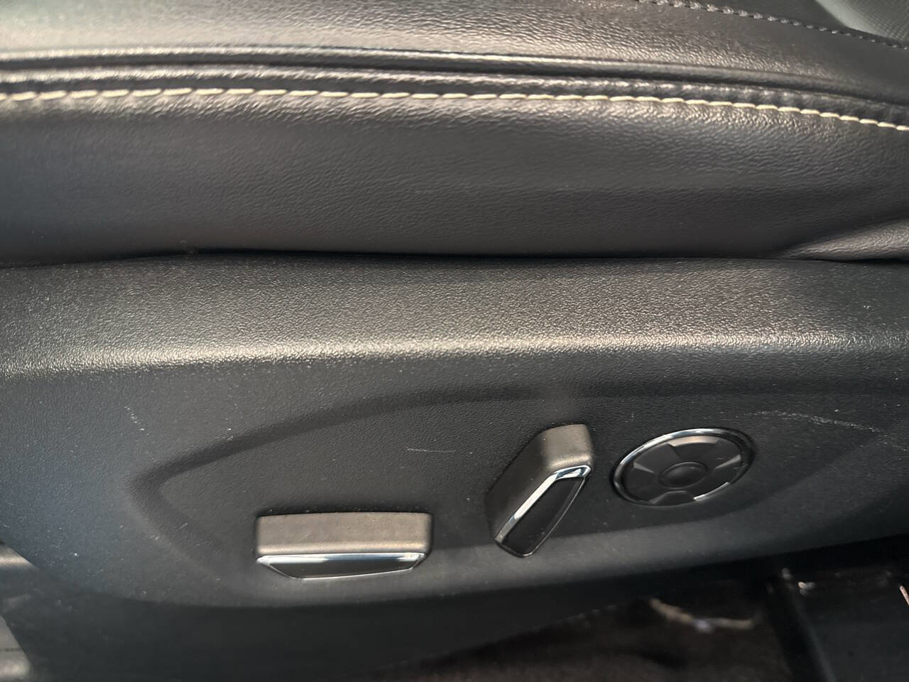 Used 2018 Ford Explorer Platinum AWD/4WD image 16