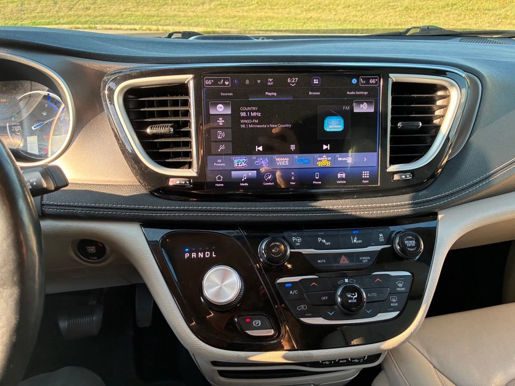 Used 2021 Chrysler Pacifica Touring-L FWD image 13