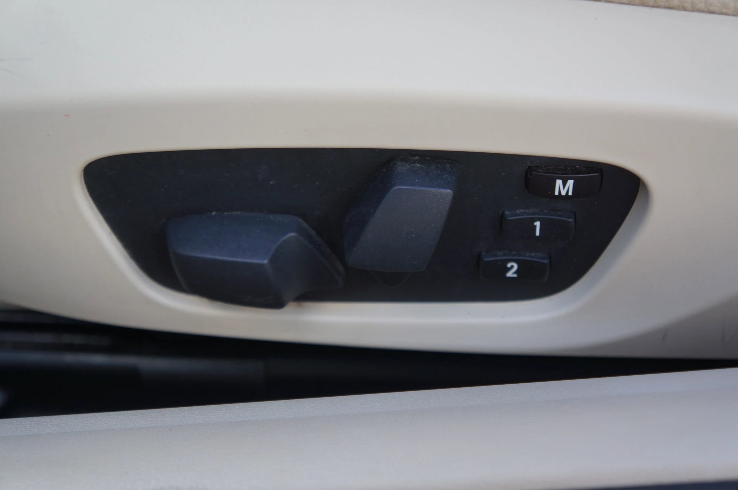 Used 2010 BMW 335i Convertible image 28