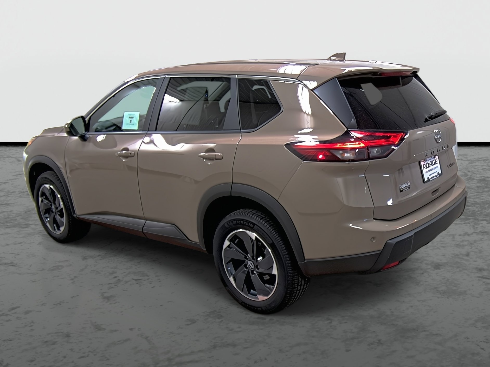 Used 2024 Nissan Rogue SV image 2