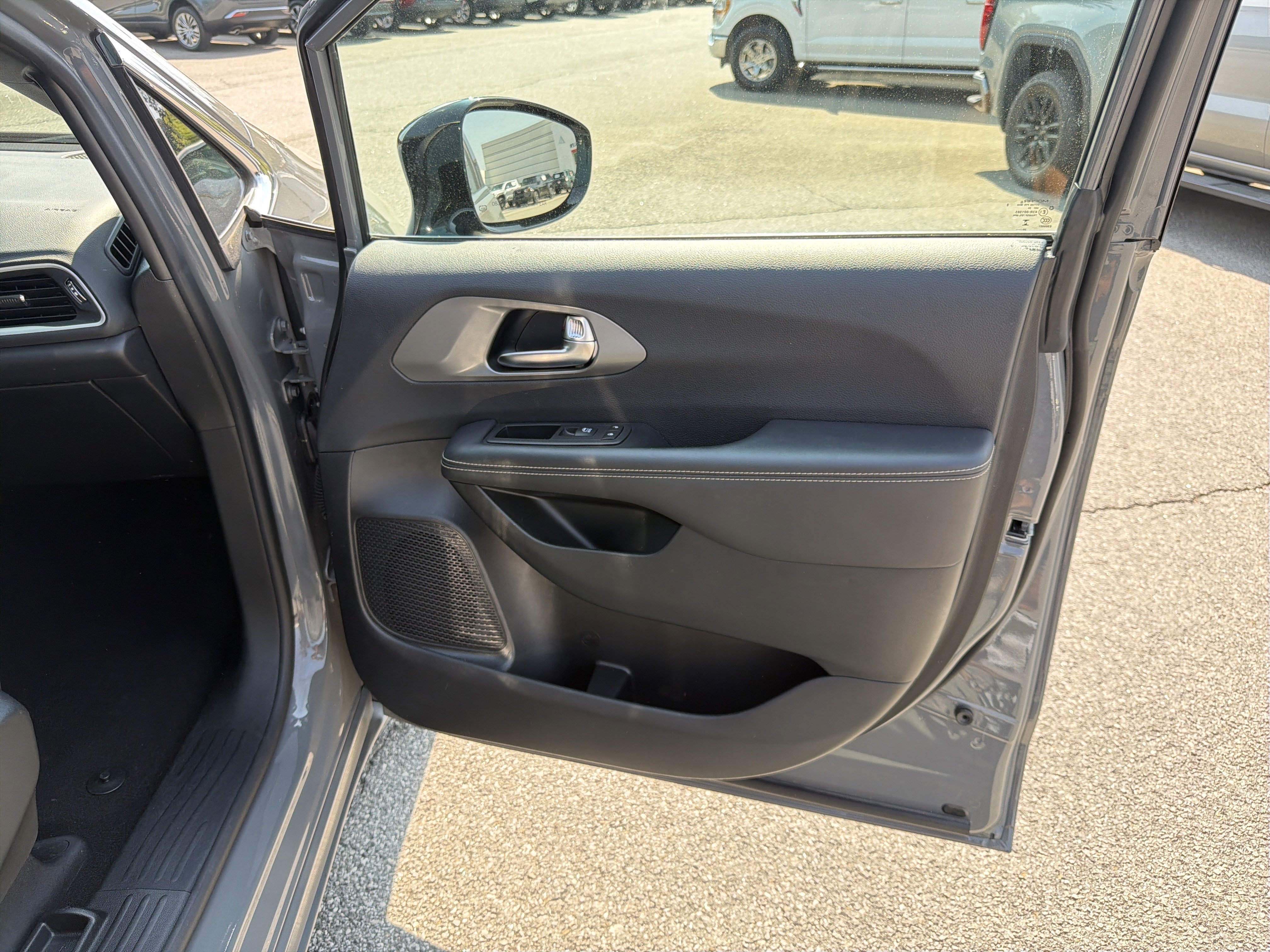 Used 2025 Chrysler Pacifica Select image 27