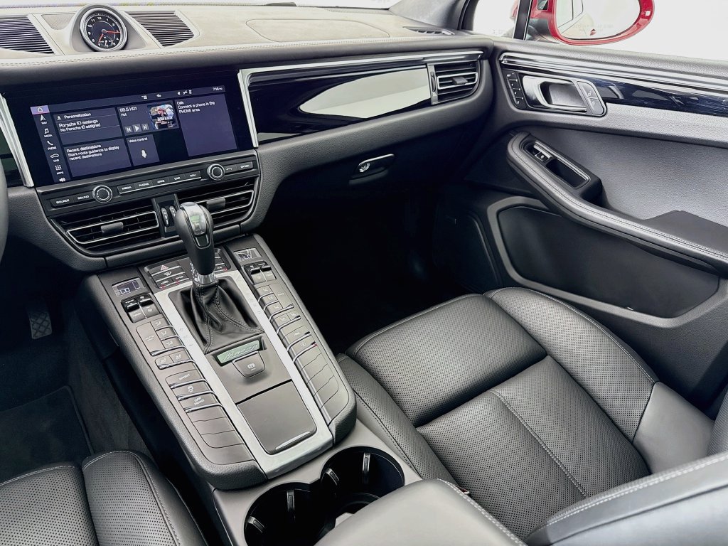 Certified 2020 Porsche Macan AWD/4WD image 26