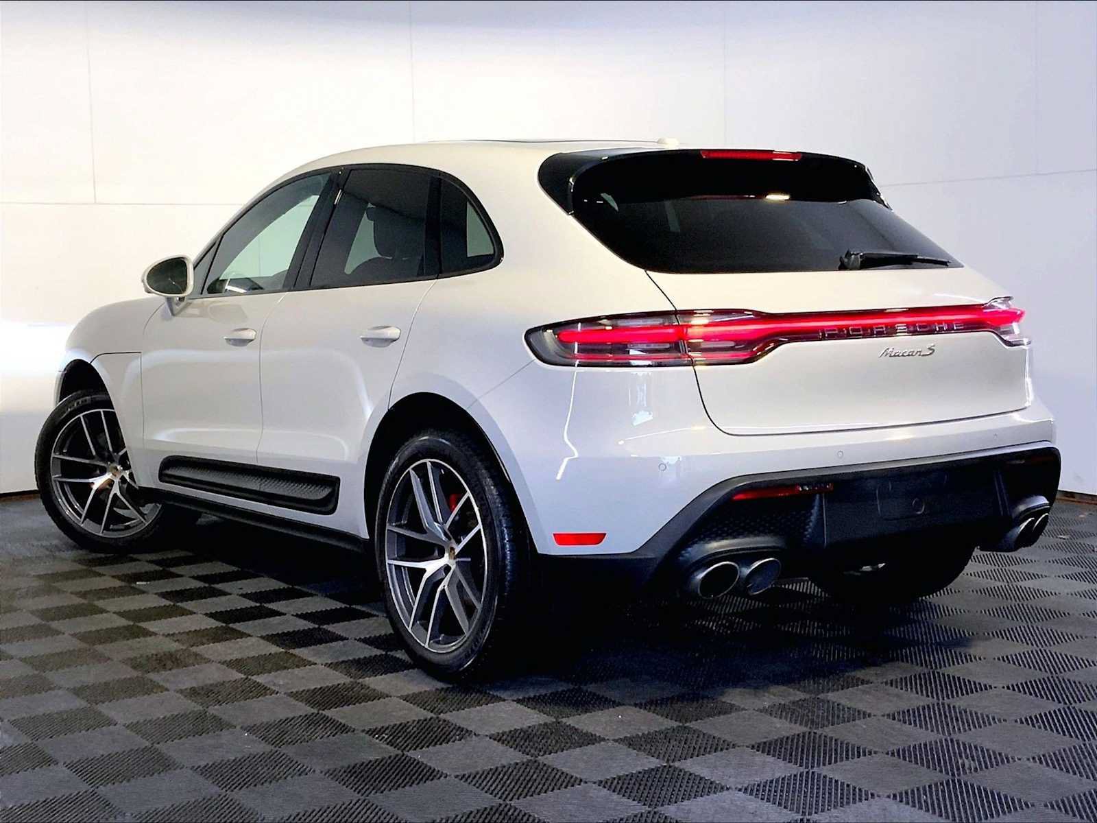 Certified 2024 Porsche Macan S AWD/4WD image 3