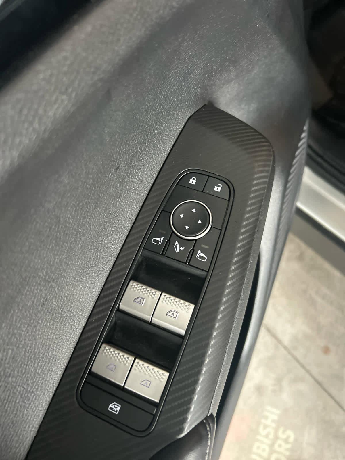 Used 2023 Mitsubishi Outlander SE image 28