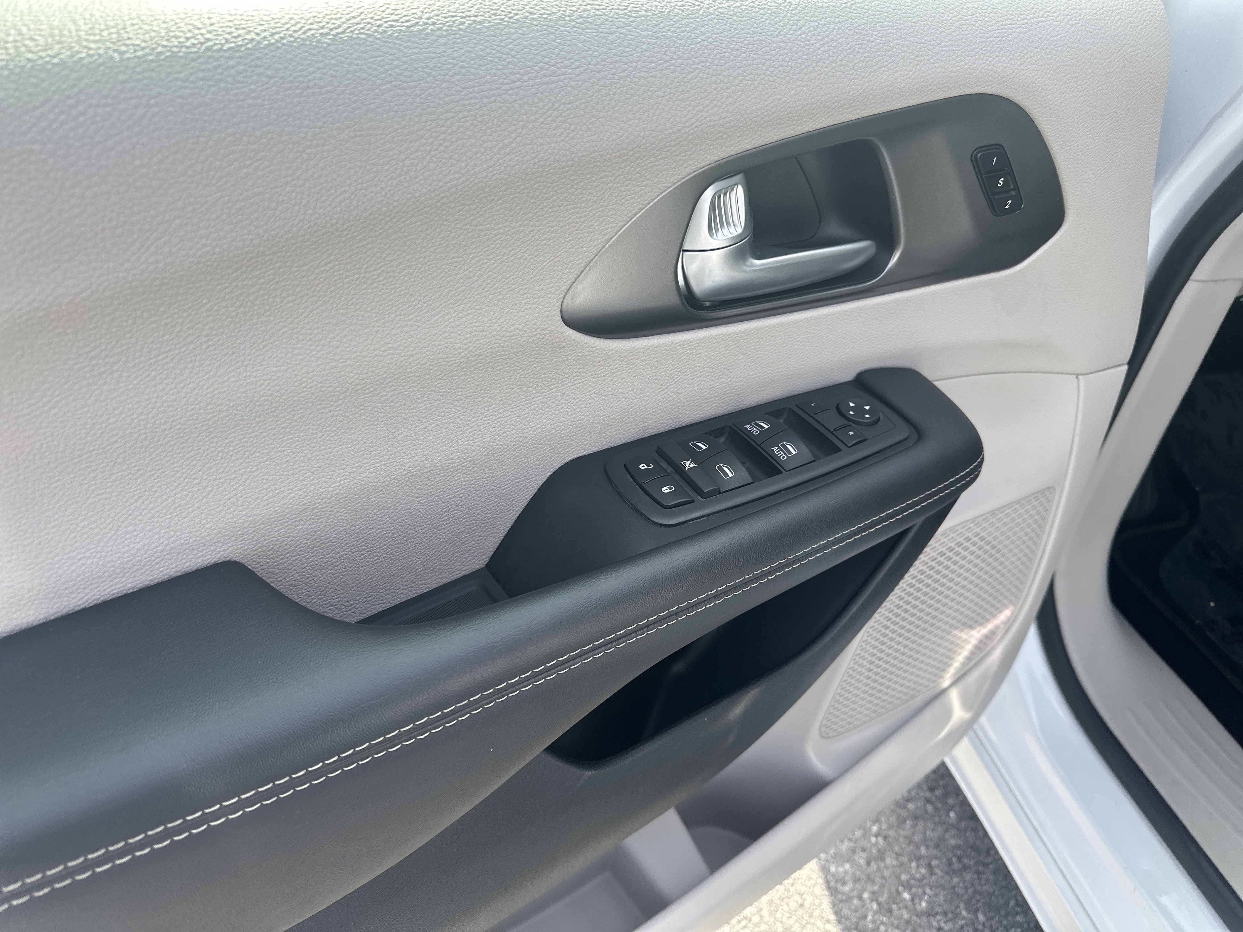 Used 2024 Chrysler Pacifica Touring-L image 12