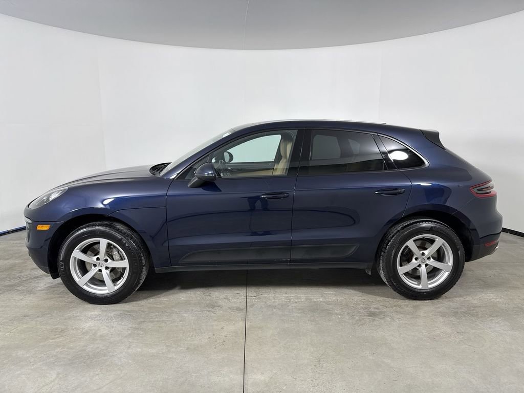 Certified 2018 Porsche Macan image 2