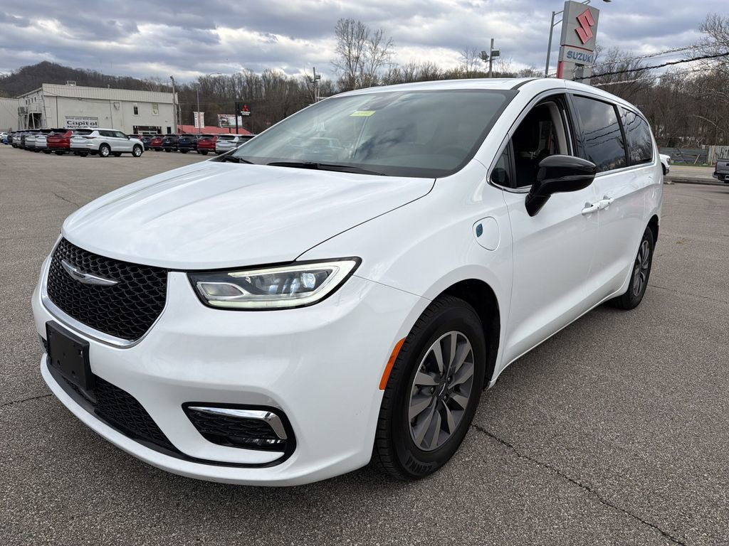 Used 2024 Chrysler Pacifica Select image 10