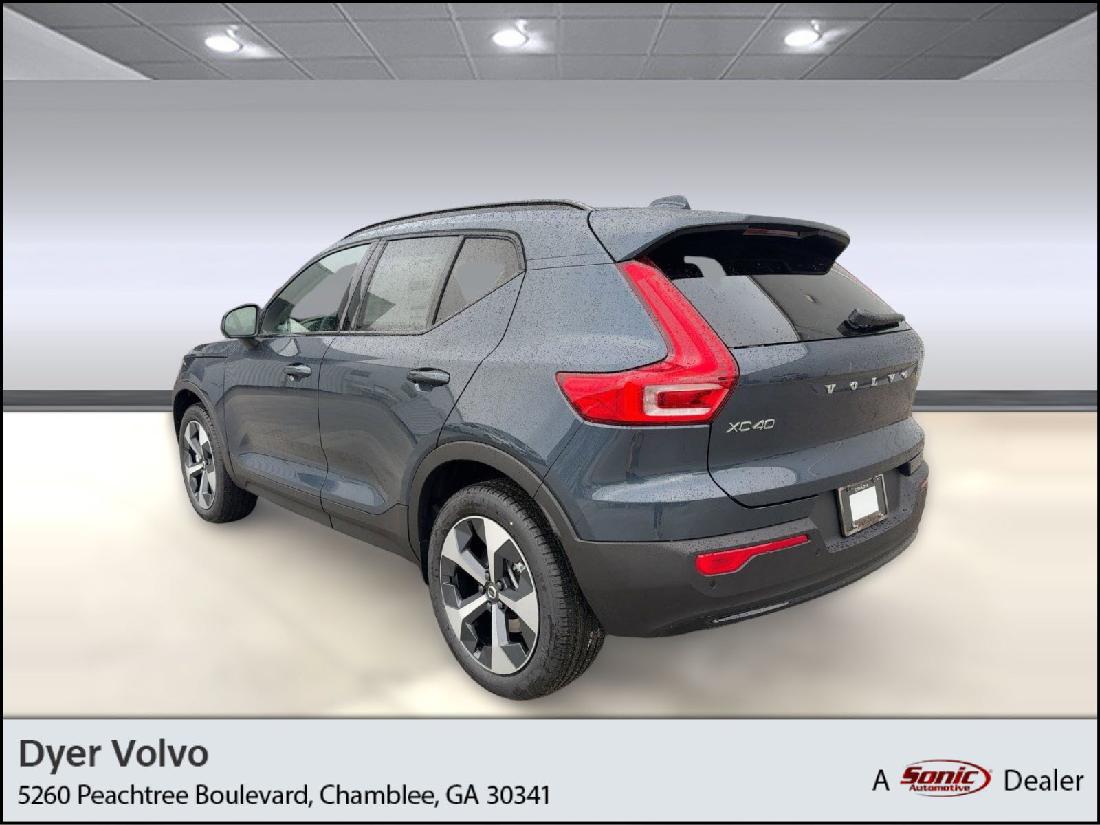 Used 2026 Volvo XC40 B4 Core w/ Climate Package FWD image 1