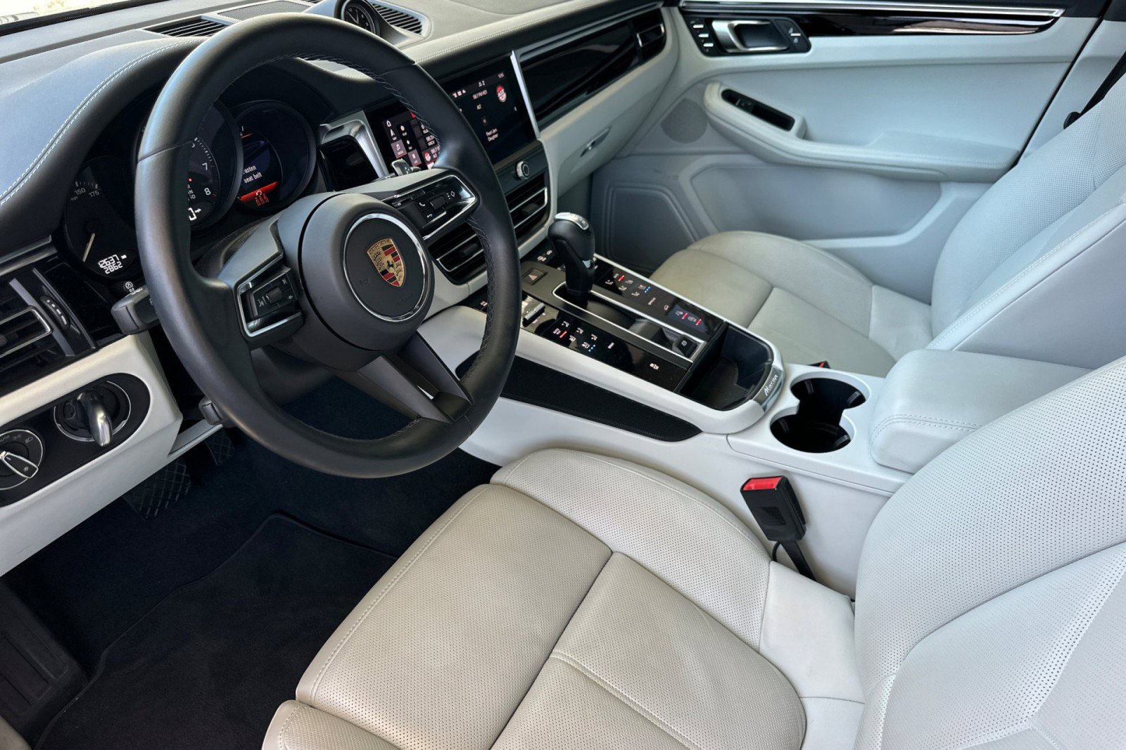 Certified 2023 Porsche Macan AWD/4WD image 4