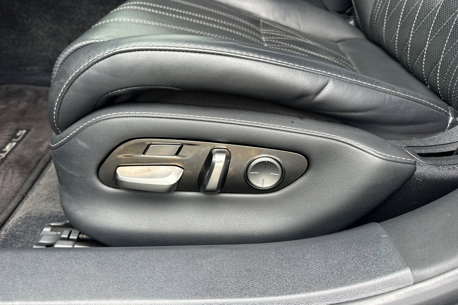 Used 2019 Lexus LS 500 w/ Interior Upgrade Package RWD image 14