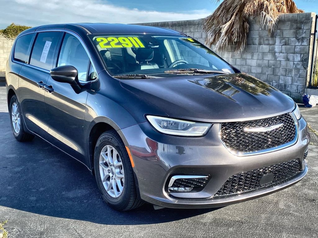 Used 2023 Chrysler Pacifica Touring-L FWD image 39