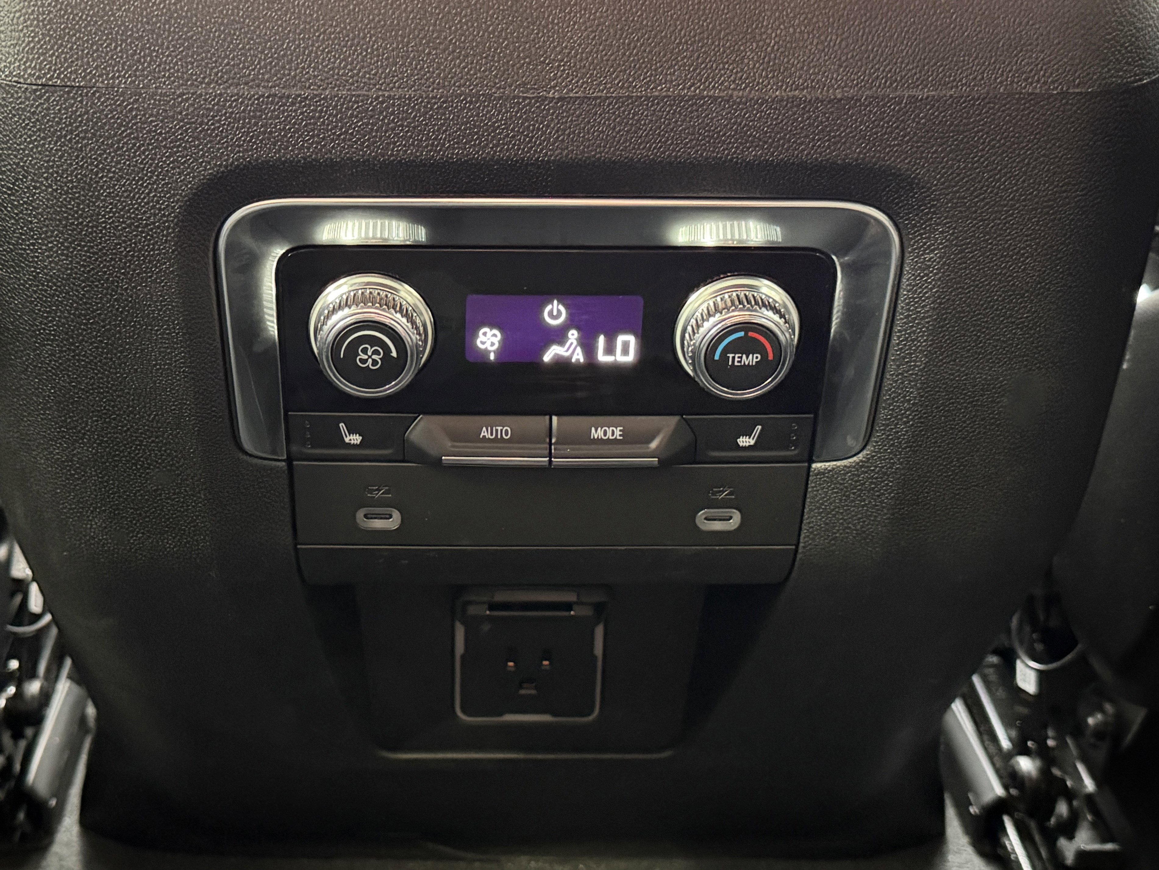 Used 2024 GMC Yukon XL AT4 w/ Technology Package AWD/4WD image 26