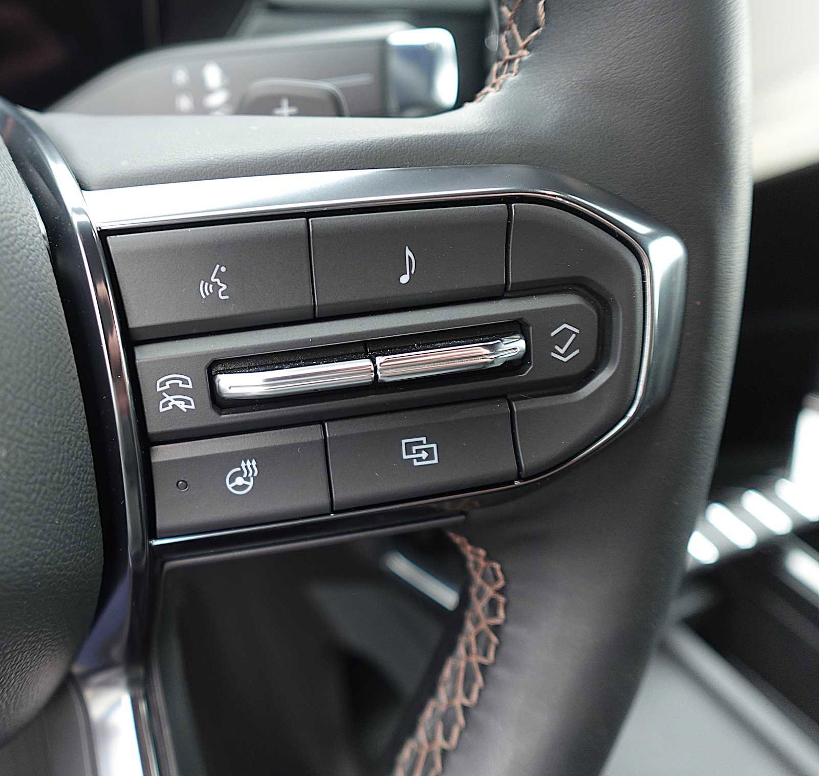 Used 2025 GMC Acadia AT4 w/ Luxury Package image 16