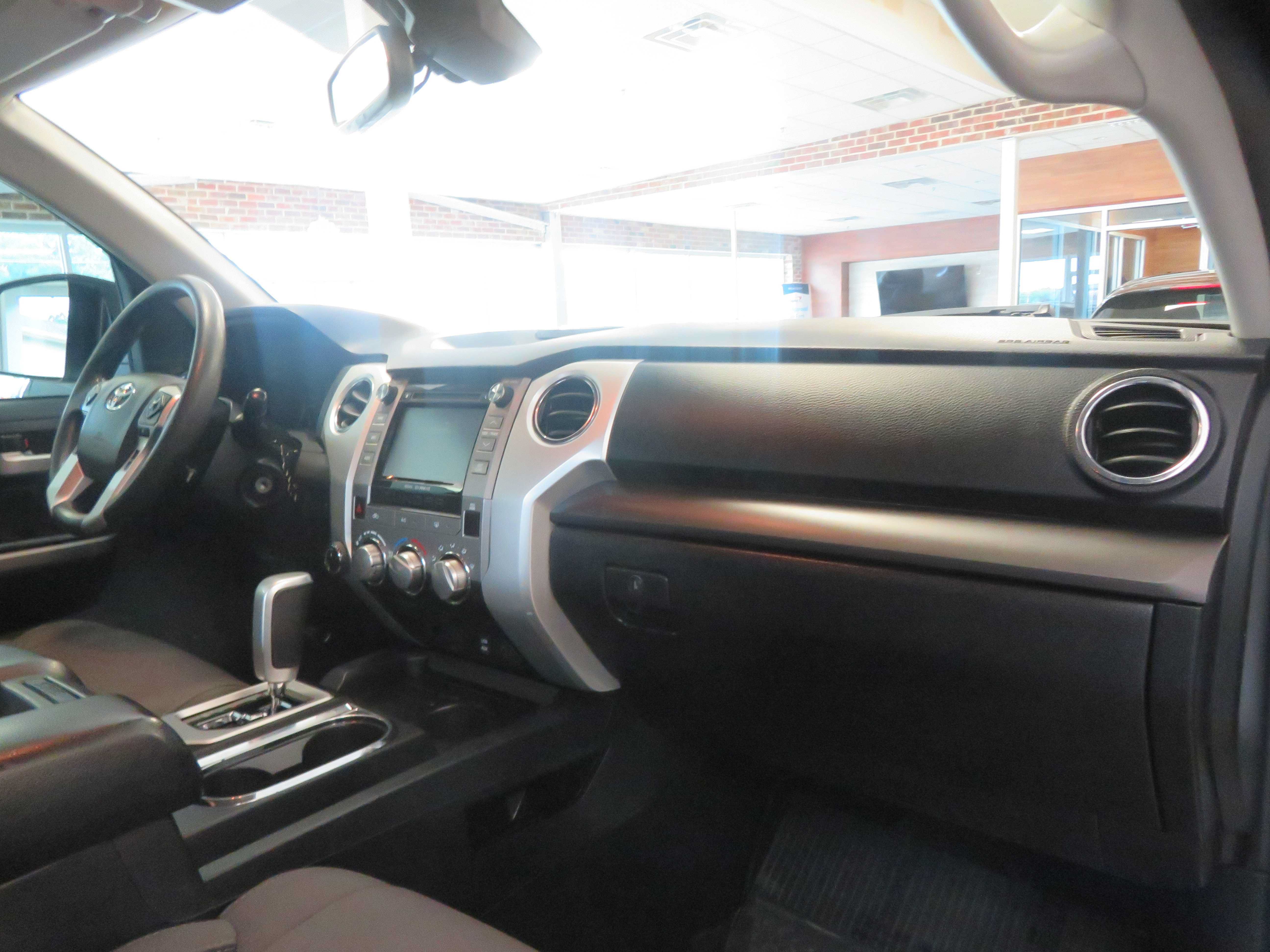 Used 2018 Toyota Tundra SR5 w/ SR5 Upgrade Package AWD/4WD image 28