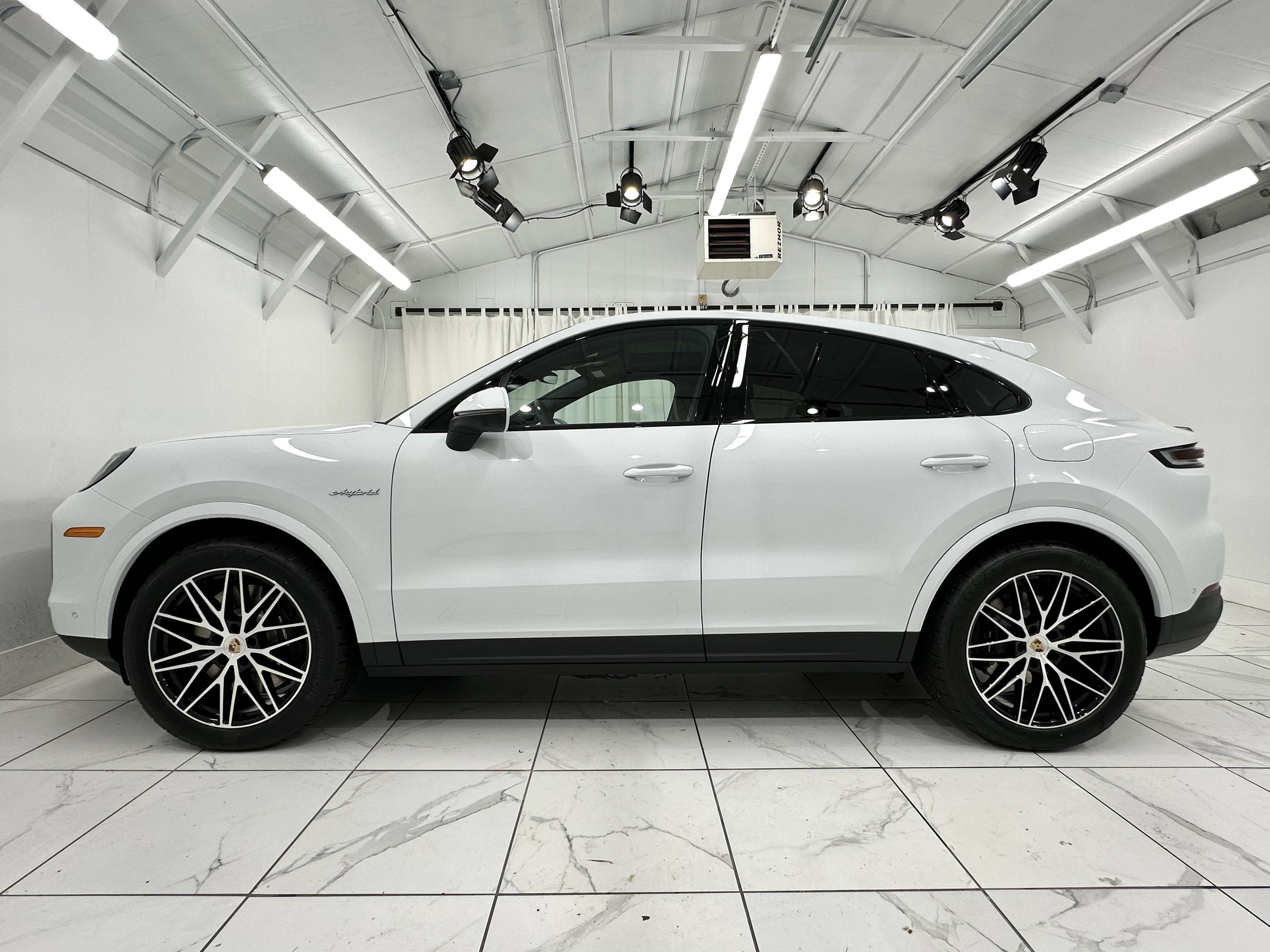 Used 2025 Porsche Cayenne E-Hybrid Coupe AWD/4WD image 15