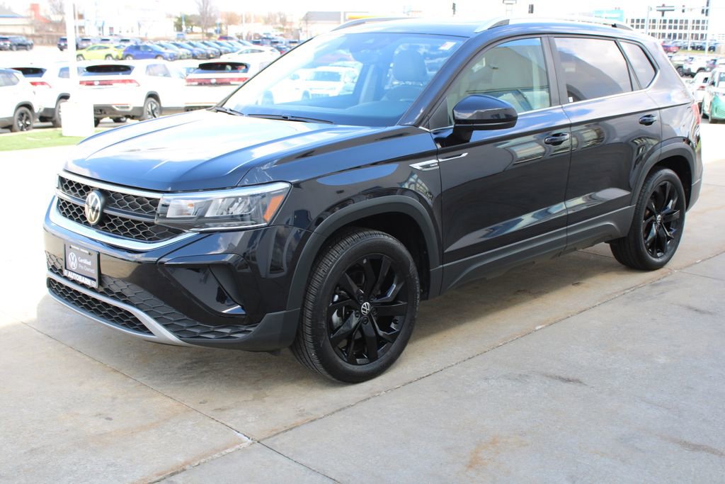 Certified 2022 Volkswagen Taos SE image 3