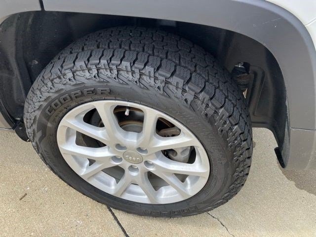 Certified 2017 Jeep Cherokee Latitude w/ Comfort & Sound Group FWD image 25