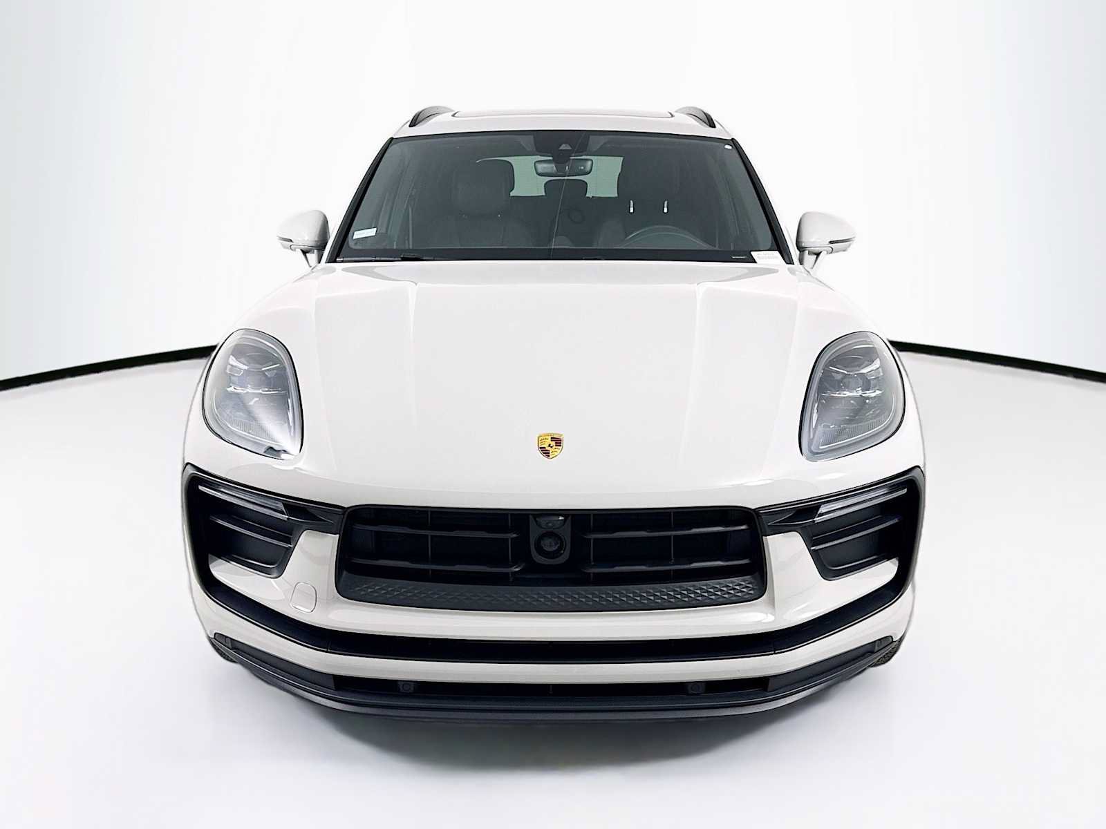 Certified 2025 Porsche Macan AWD/4WD image 6