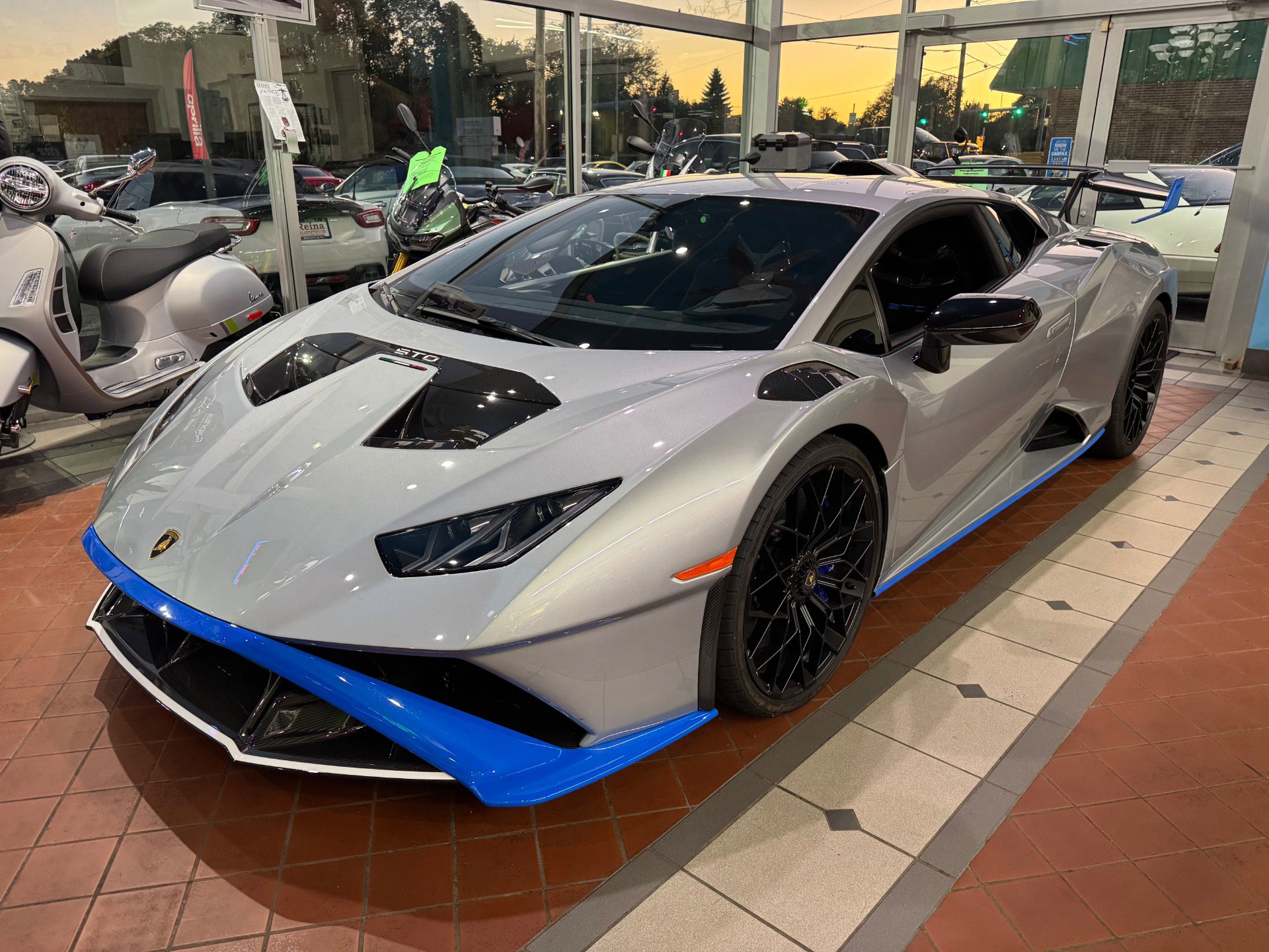 Used 2023 Lamborghini Huracan STO image 1