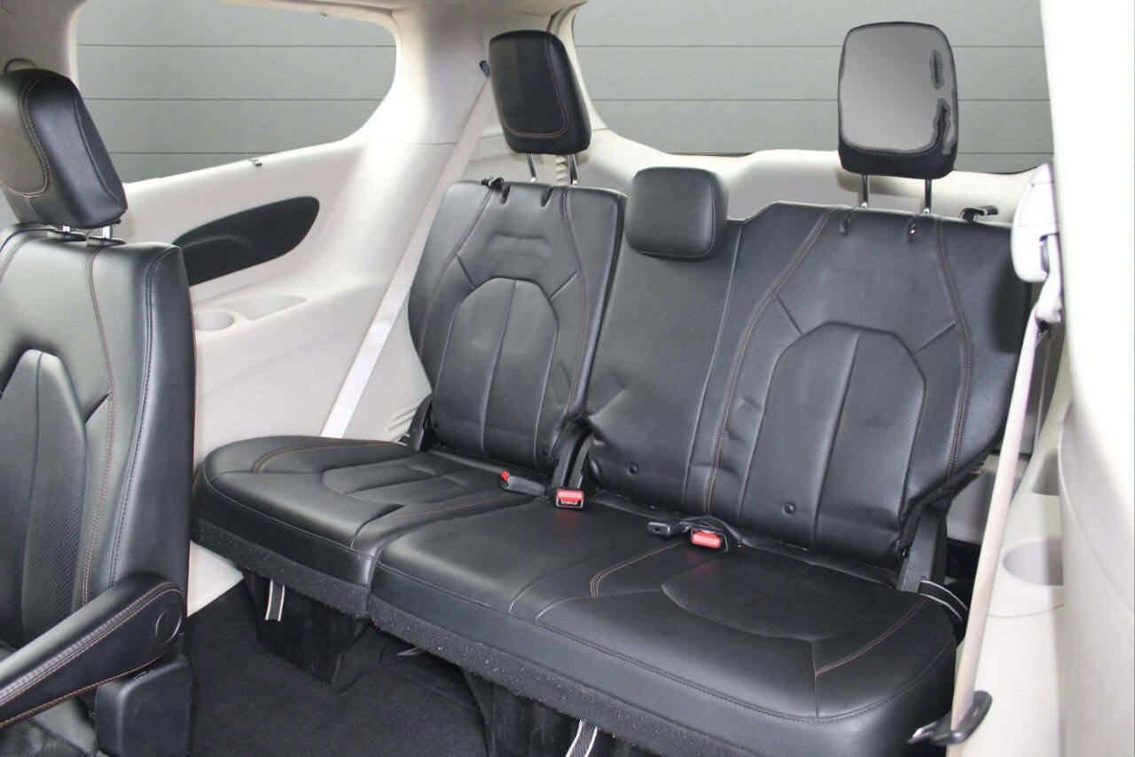 Used 2020 Chrysler Pacifica Touring-L FWD image 15