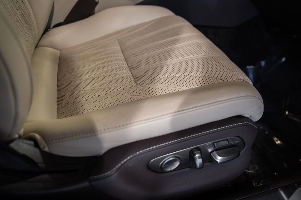 Used 2019 Lexus LS 500h w/ Luxury Package image 35