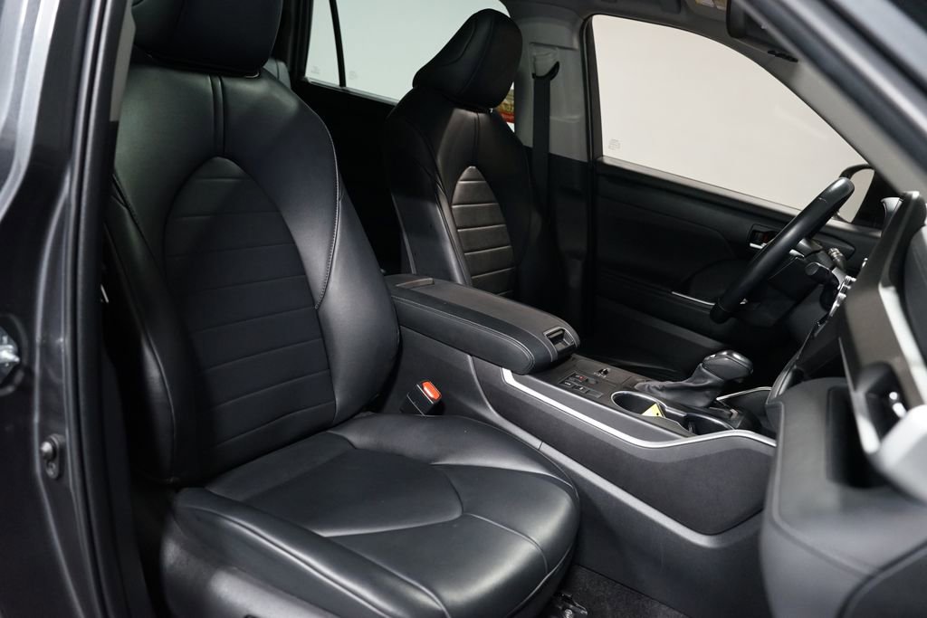 Certified 2024 Toyota Highlander XLE image 28