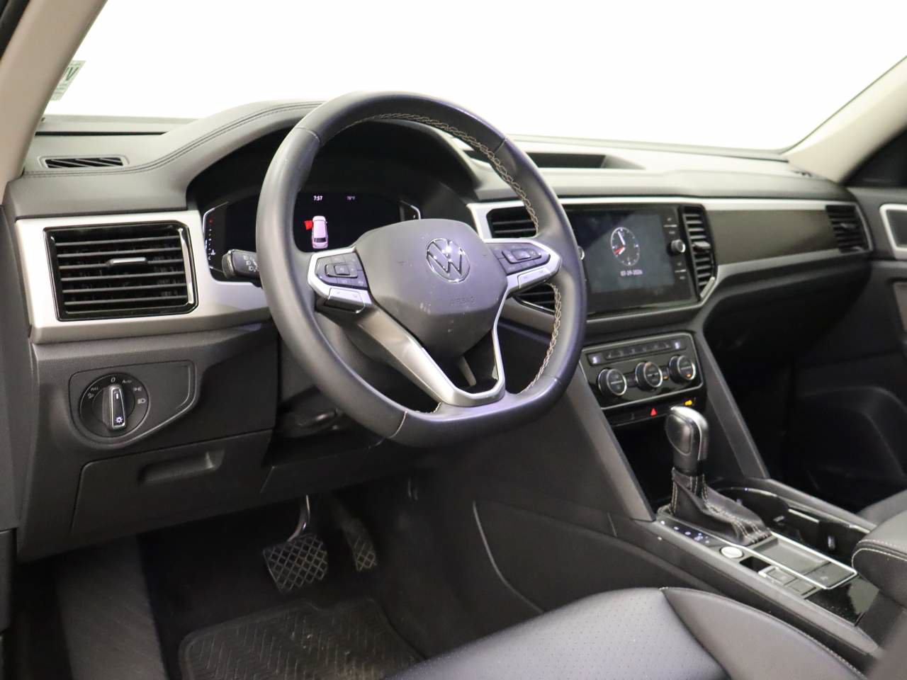 Used 2023 Volkswagen Atlas SE w/ Panoramic Sunroof Package FWD image 13