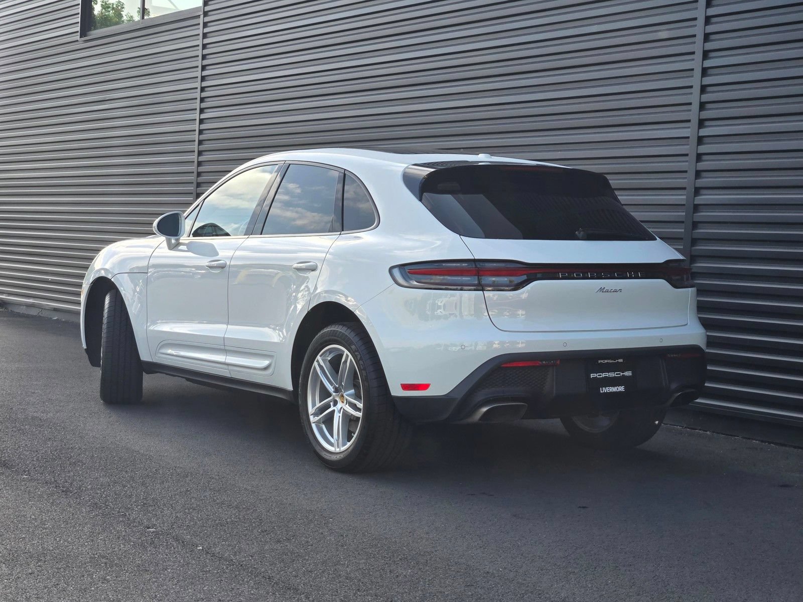 Certified 2025 Porsche Macan w/ Premium Package Plus AWD/4WD image 3