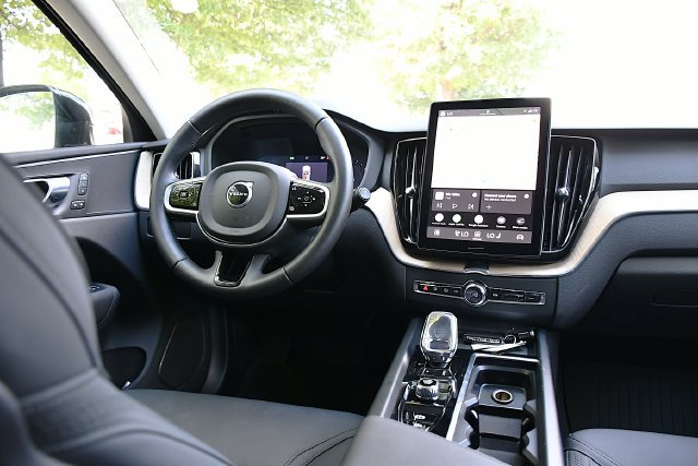 Certified 2026 Volvo XC60 B5 Plus AWD/4WD image 17