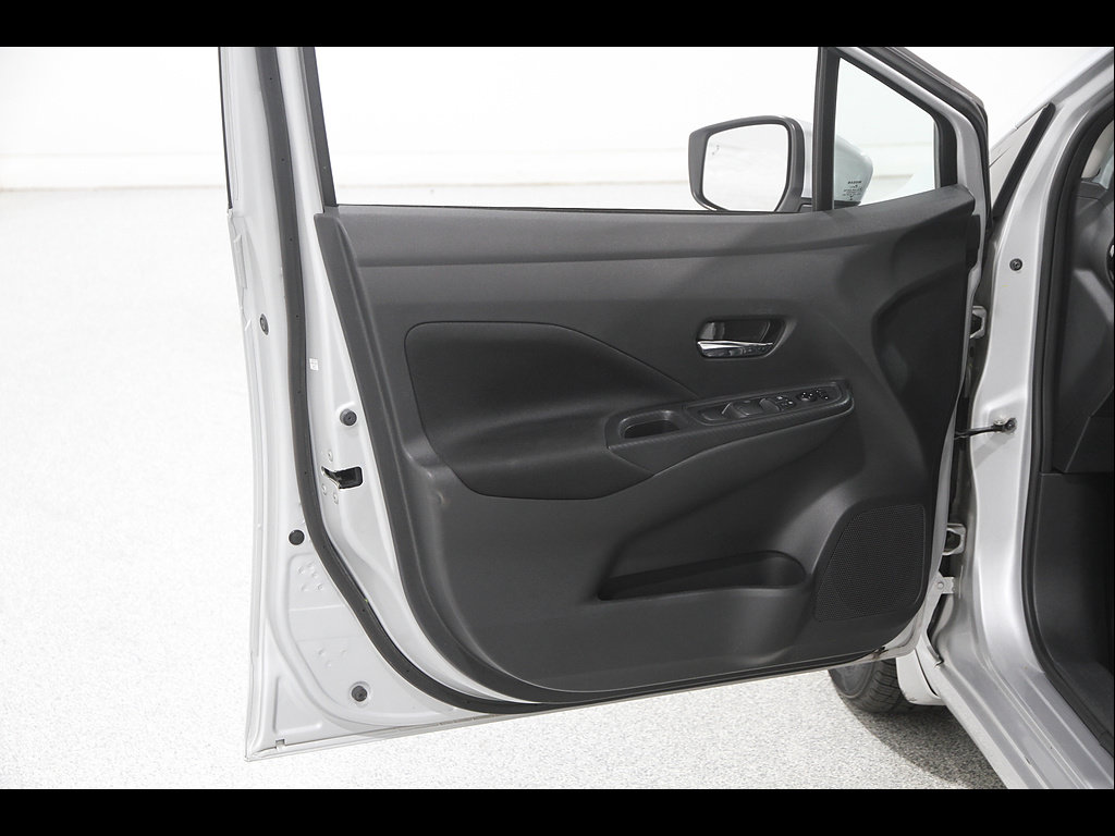 Used 2021 Nissan Versa SV FWD image 4