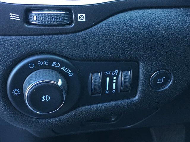 Used 2022 Jeep Cherokee Trailhawk w/ Comfort/Convenience Group image 16