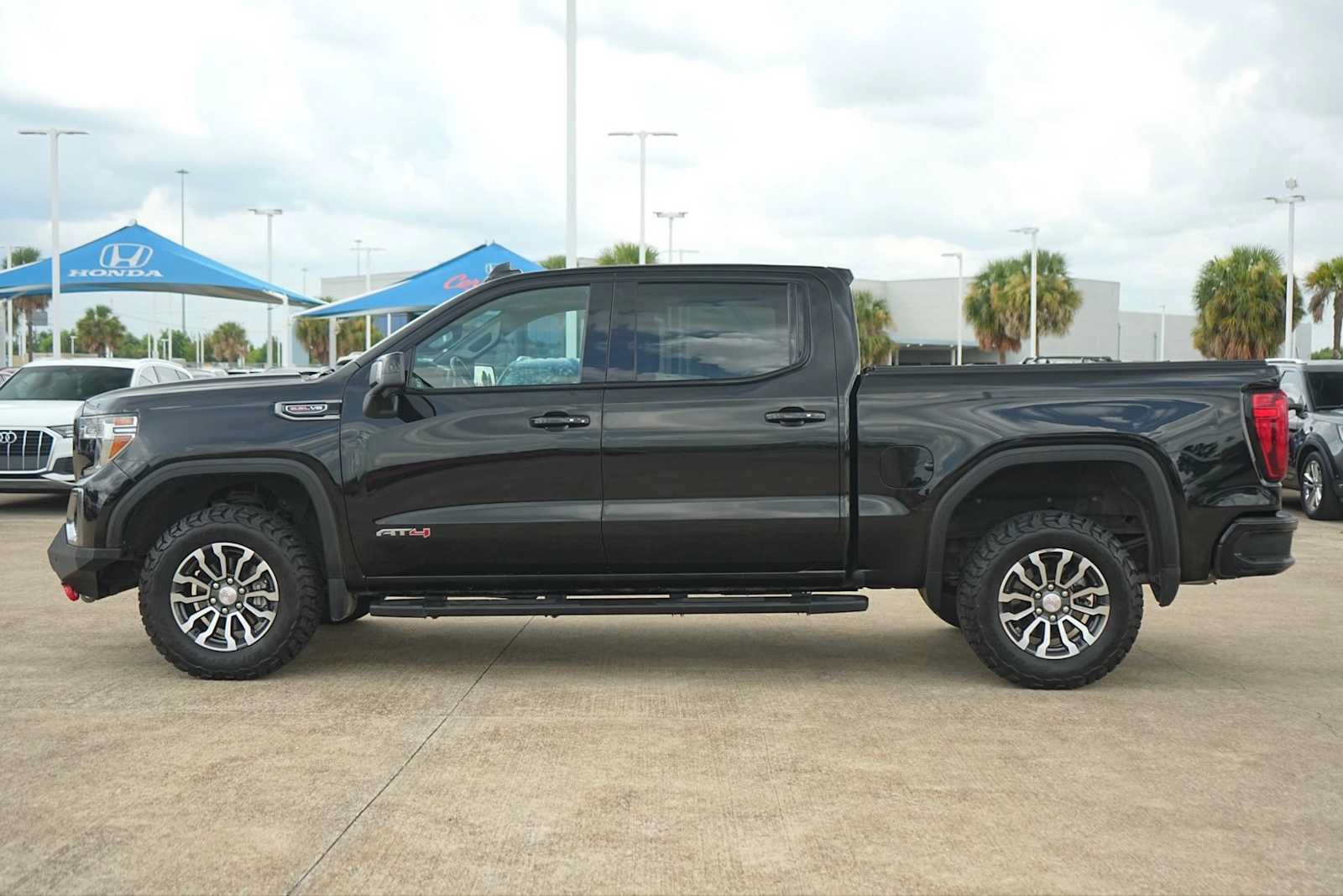 Used 2019 GMC Sierra 1500 AT4 w/ Off Road Performance Package AWD/4WD image 3