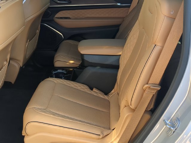 Used 2022 Jeep Grand Cherokee L Summit w/ Luxury Tech Group V AWD/4WD image 18
