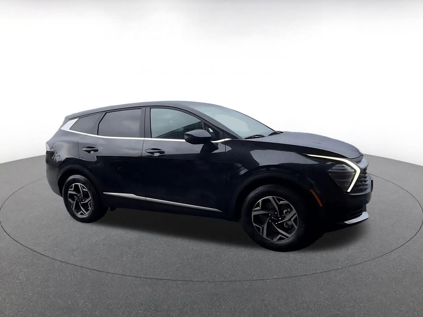 Used 2025 Kia Sportage LX image 2