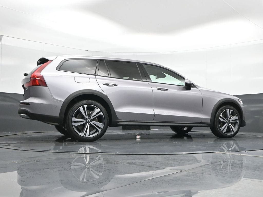 New 2026 Volvo V60 B5 Cross Country Plus w/ Climate Package image 39