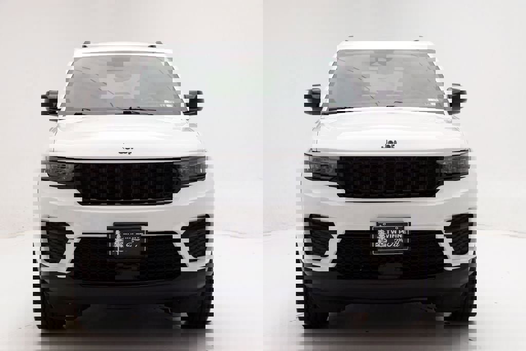 Used 2023 Jeep Grand Cherokee Altitude AWD/4WD image 4