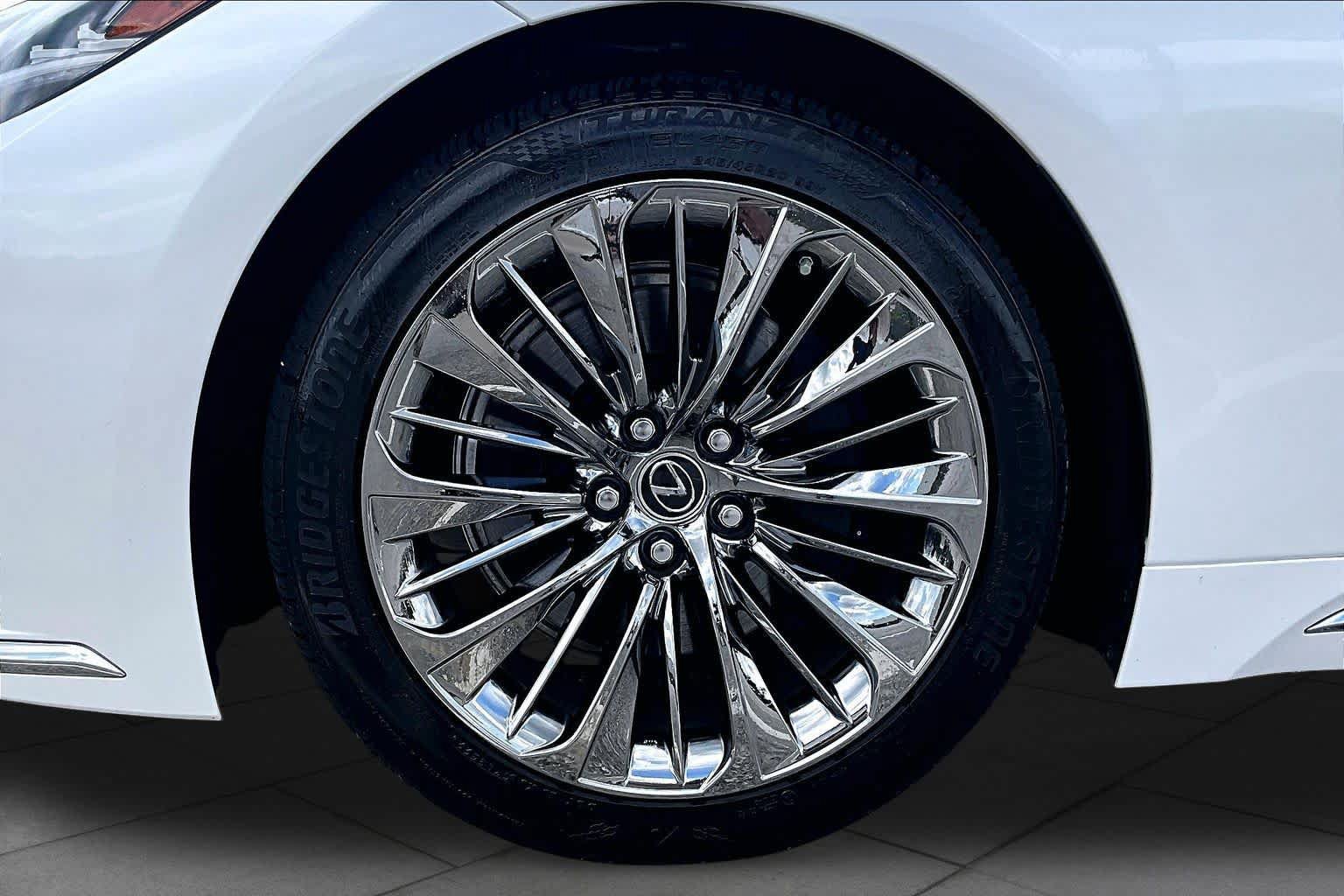 Used 2022 Lexus LS 500 w/ Interior Upgrade Package RWD image 11