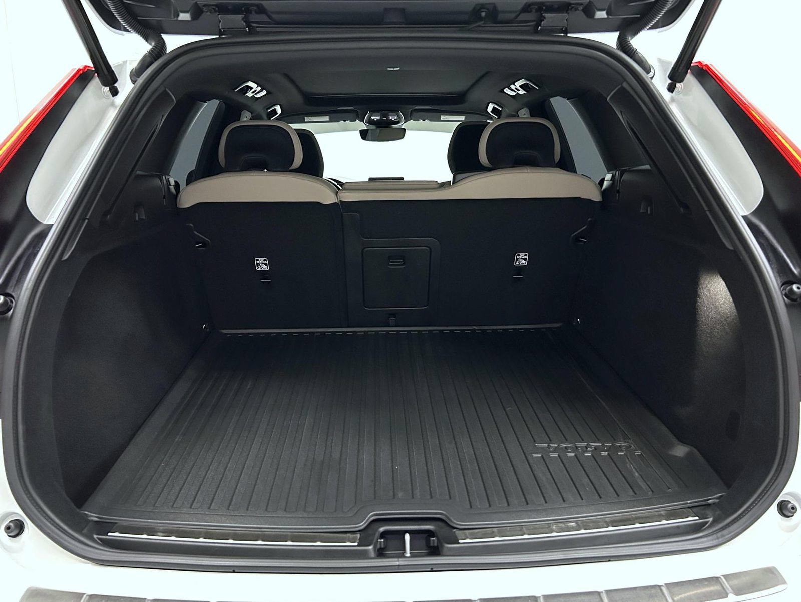 Used 2026 Volvo XC60 B5 Plus w/ Protection Package Premier AWD/4WD image 21