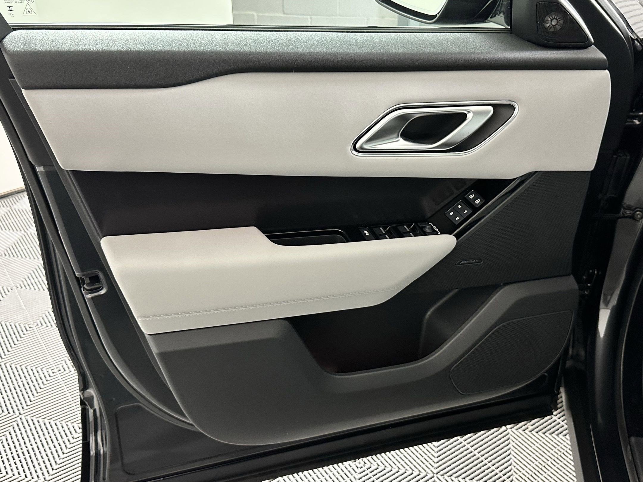 New 2026 Land Rover Range Rover Velar Dynamic SE image 10