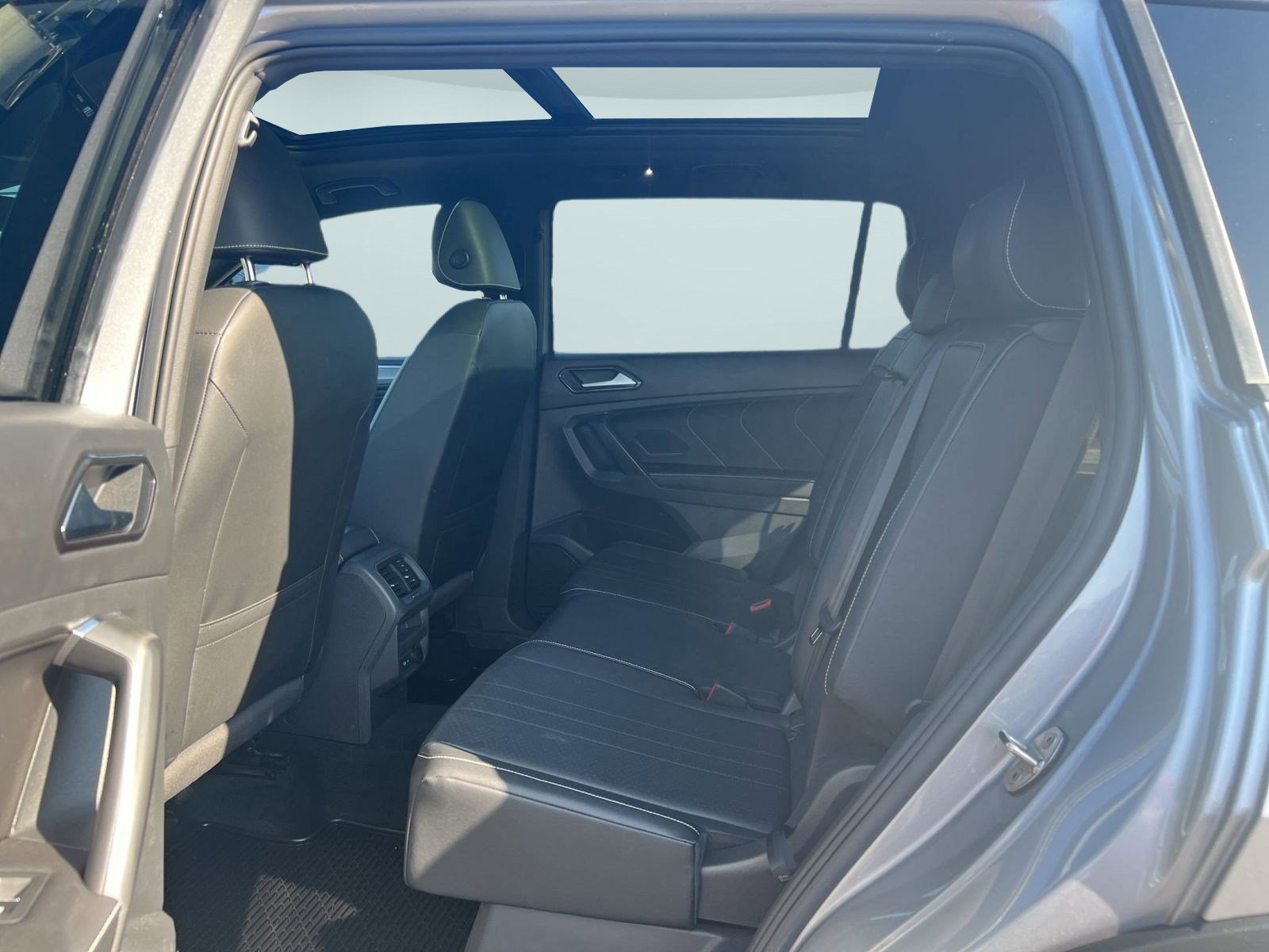Used 2022 Volkswagen Tiguan SE R-Line FWD image 14