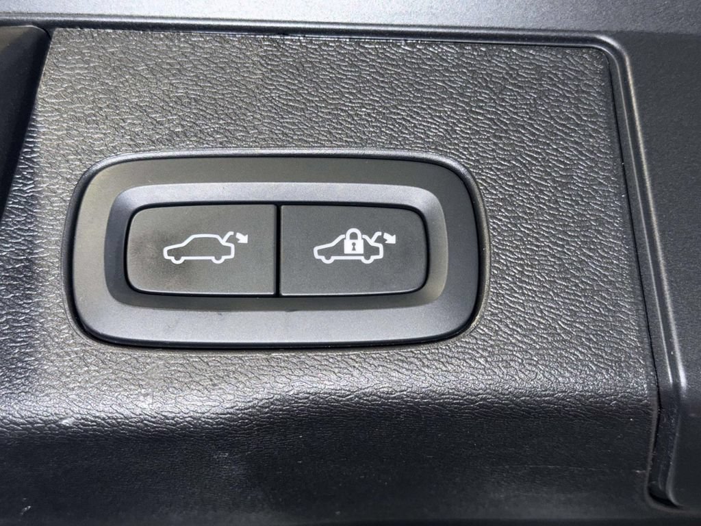 Used 2024 Volvo XC60 B5 Plus w/ Protection Package Premier AWD/4WD image 18