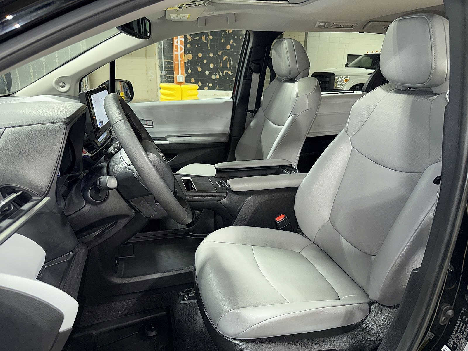 Used 2025 Toyota Sienna XLE w/ XLE Plus Package AWD/4WD image 15