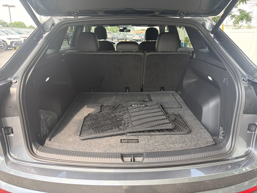 Used 2025 Volkswagen Atlas Cross Sport SE w/ Panoramic Sunroof Package FWD image 28