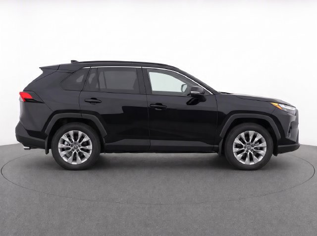 Used 2025 Toyota RAV4 XLE AWD/4WD image 8