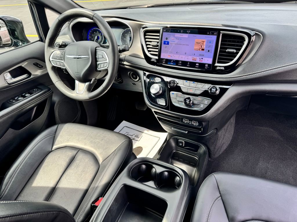 Used 2025 Chrysler Pacifica Select image 12