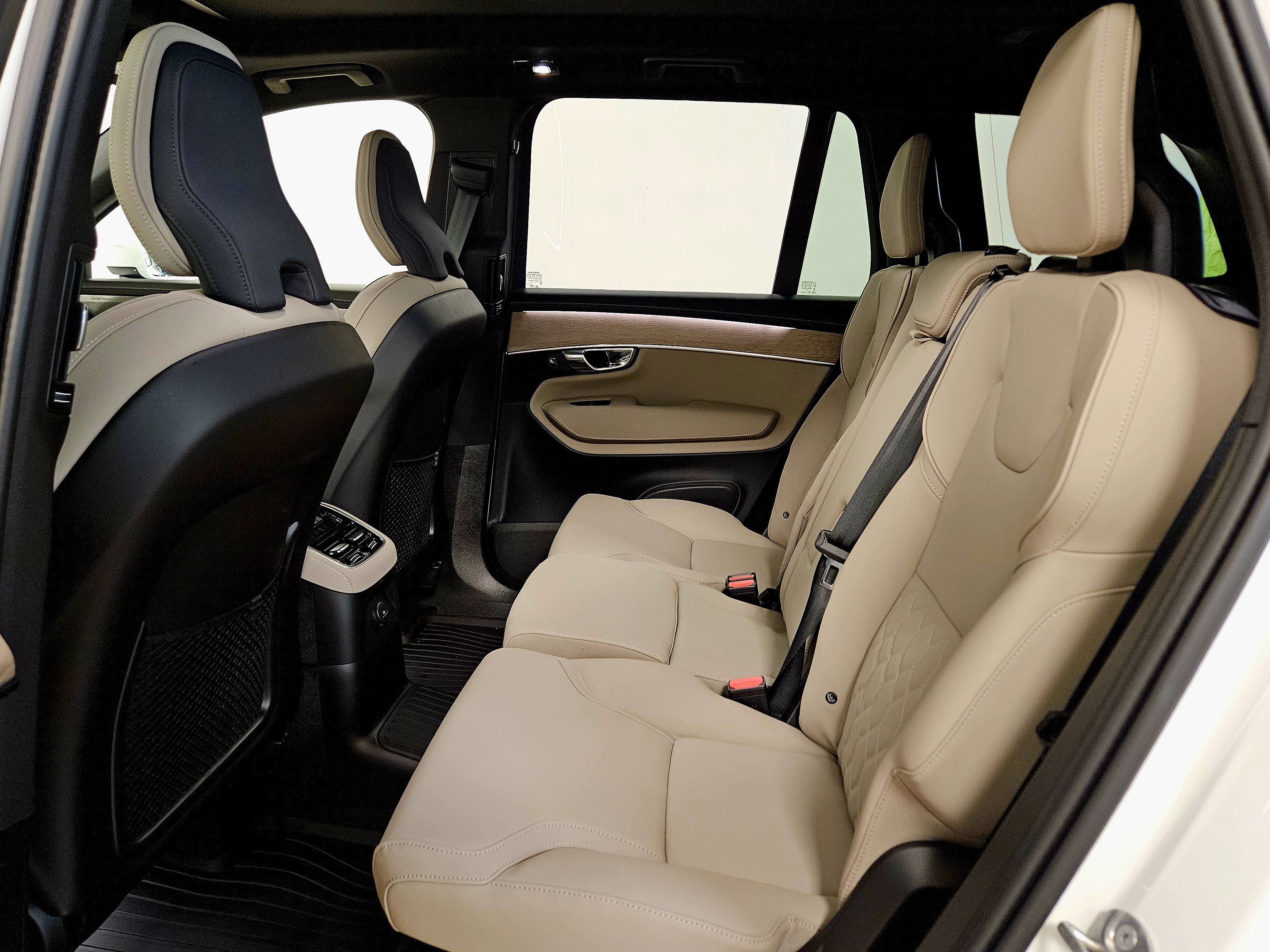 New 2026 Volvo XC90 T8 Plus w/ Protection Package Premier AWD/4WD image 12