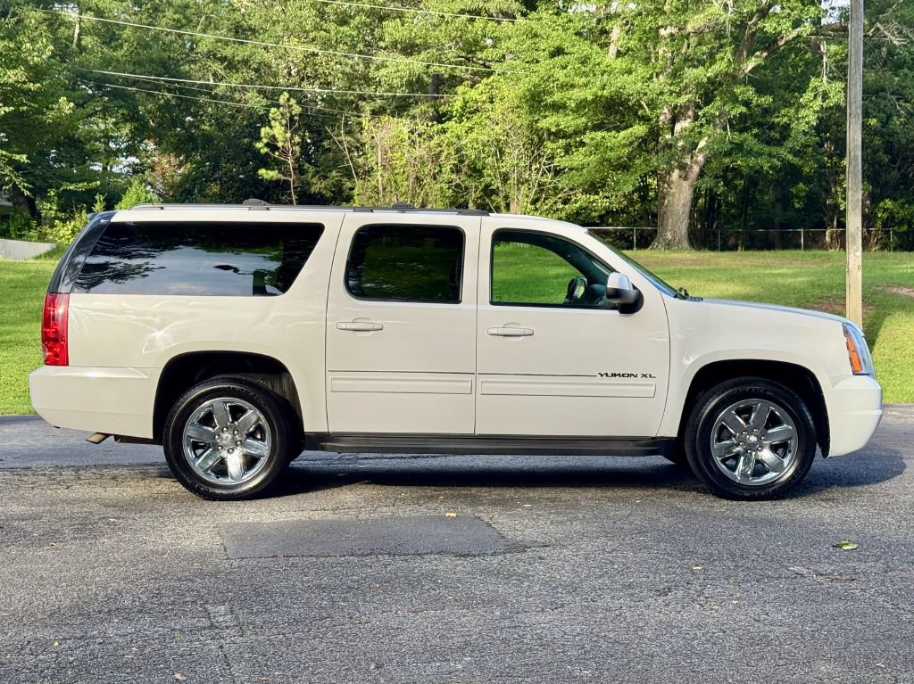 Used 2012 GMC Yukon XL SLT w/ SLT-2 Equipment Package RWD image 3