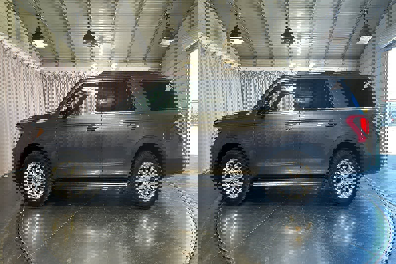 Used 2020 Ford Expedition XLT w/ Equipment Group 202A AWD/4WD image 6