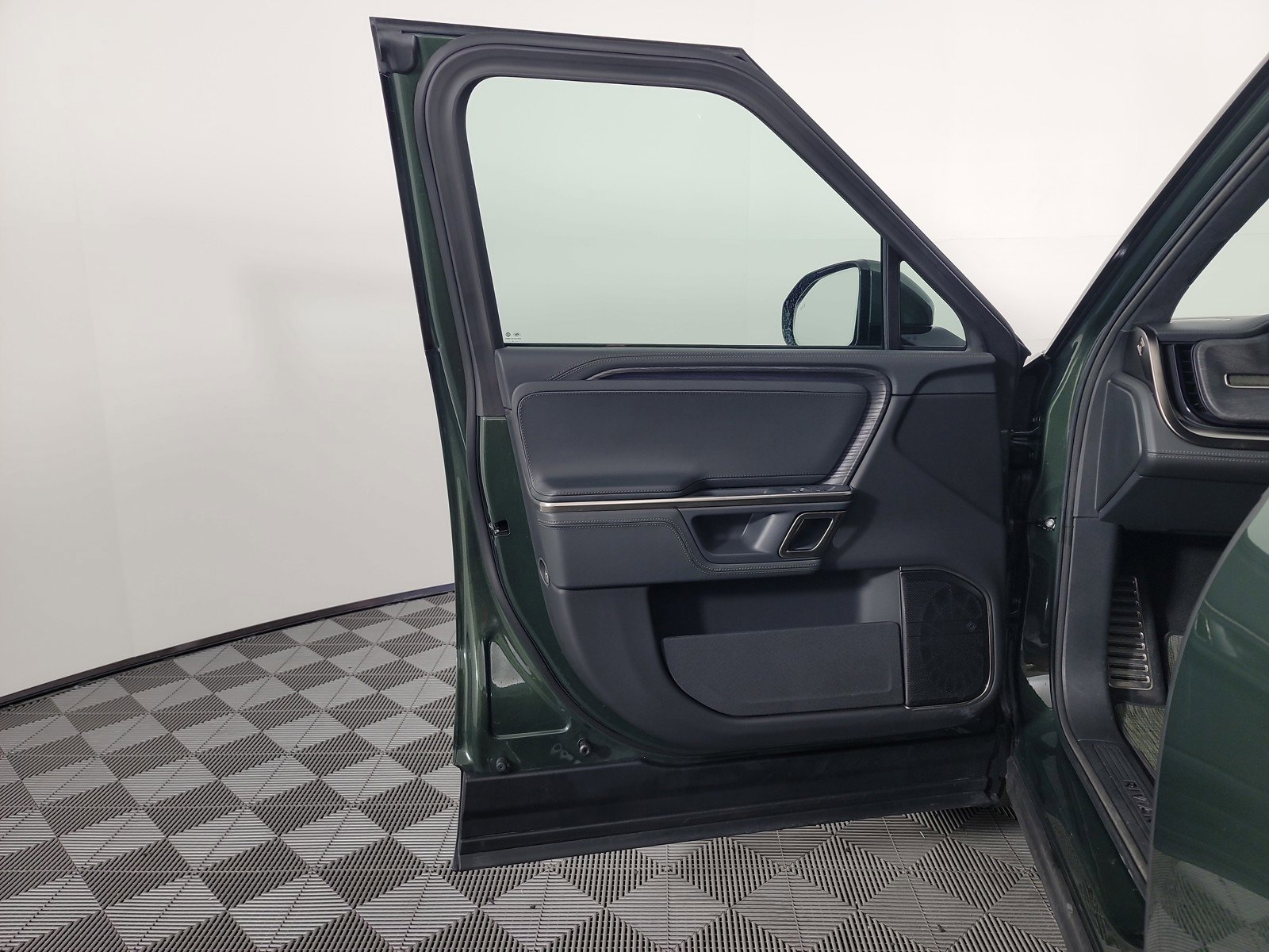 Used 2024 Rivian R1S Adventure AWD/4WD image 16