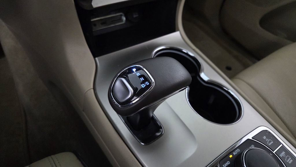 Used 2015 Jeep Grand Cherokee Overland w/ Advanced Technology Group image 29